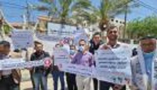 قبل قرار عباس.. مرشحون يتظاهرون في غزة ضد تأجيل الانتخابات 