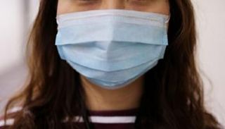 امرأة ترتدي كمامة