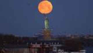 18 صورة ترصد القمر العملاق من مختلف أنحاء العالم