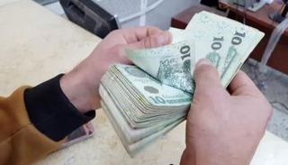 موظف بأحد مصارف ليبيا. (أرشيفية)