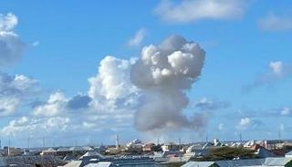 سحب الدخان تتصاعد من موقع الهجوم بمقديشو