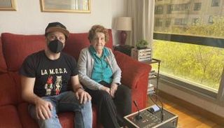 مانويل لوتشيو داللو مع جدته وجهاز Yayagram