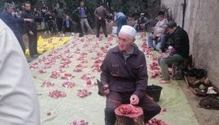 الوزيعة عادة التكافل الاجتماعي بتوزيع اللحوم في رمضان