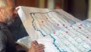 بالصور.. سوري يكتب القرآن الكريم بخط يده