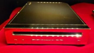 عرض "بلاي ستيشن" خاص بالملكة إليزابيث مطلي بالذهب للبيع