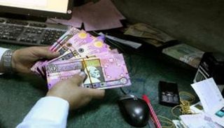موظف بأحد مصارف ليبيا. (أرشيفية)