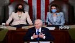 في سابقة تاريخية.. امرأتان قويتان تحيطان بالرئيس الأمريكي