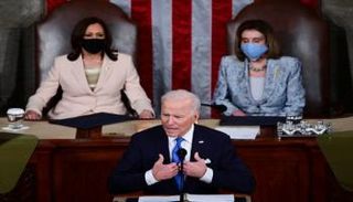 بايدن في الكونجرس ومن خلفه هاريس وبيلوسي - الفرنسية