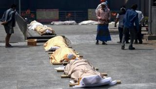 جثامين هنود متوفاة جراء الإصابة بكورونا - الفرنسية