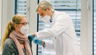 سيدة تتلقى لقاح كورونا في ألمانيا- أرشيفية