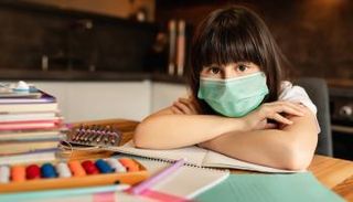 طفلة ترتدي كمامة