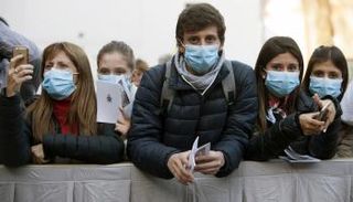 مجموعة من الشباب يرتدون الكمامات