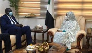 جانب من لقاء المهدي ومسؤول جنوب السودان