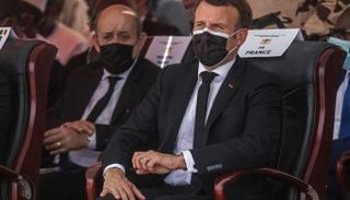 الرئيس الفرنسي إيمانويل ماكرون ووزير خارجيته جان إيف لودريان