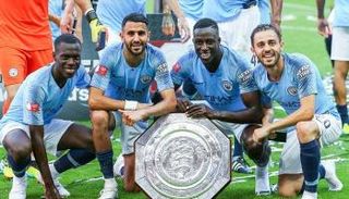 رياض محرز وبنجامين ميندي مع زملائهما في مانشستر سيتي