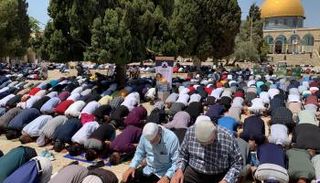 عشرات الألاف يؤدون صلاة الجمعة الثالثة من رمضان بالمسجد الأقصى
