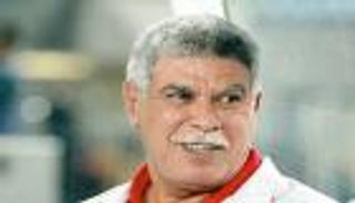 مدرب مصر التاريخي.. نجل حسن شحاتة يرد على شائعات وفاته