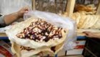 بالصور.. "الناعم" حلوى رمضانية سورية تتحدى الغلاء