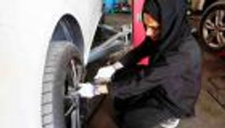 فيديو وصور.. ولي عهد أبوظبي يُشيد بإماراتية اقتحمت عالم تصليح السيارات