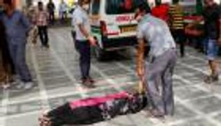 طبيب يتحدى كورونا والمسافات.. يعيش في أستراليا ويساعد مواطنيه بالهند