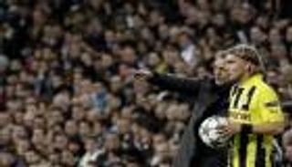 قصة صورة.. مورينيو يوجه تعليماته عبر لاعب الخصم