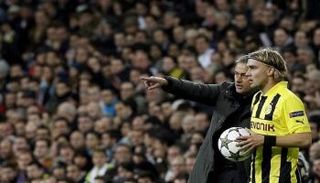 مورينيو مدرب ريال مدريد الأسبق مع شميلزر لاعب بروسيا دورتموند