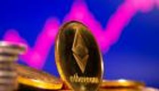 "إيثريوم" تهدد عرش "سيدة العملات".. متى تتبدل المراكز؟