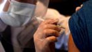 هل تحمي جرعة لقاح واحدة من الإصابة بكورونا؟ دراسة بريطانية تجيب