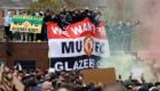 بالفيديو.. جماهير مانشستر يونايتد تقتحم "أولد ترافورد" قبل قمة ليفربول