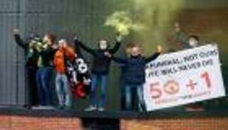 مان يونايتد ضد ليفربول.. هل تؤجل ثورة الجماهير حسم الدوري الإنجليزي؟