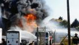 صور.. 7 قتلى في حريق شاحنات وقود بالعاصمة الأفغانية