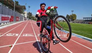 جانب من تدريب الفتيات على ركوب الدراجات بغزة