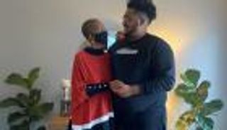 أمريكي يبيع الطعام لجمع تكاليف رحلة والدته إلى مصر: حلمها الأخير