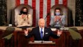 أسر المهاجرين.. فرقهم ترامب وجمعهم بايدن 