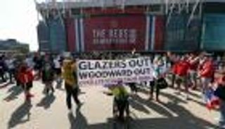 ليس "دوري السوبر" فقط.. ما سر غضب جماهير يونايتد من الإدارة؟