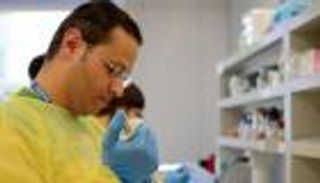 عضو بفريق أسترازينيكا: لقاحات كورونا لا تعطي مناعة لحظية