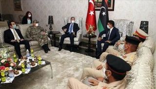 جانب من زيارة سابقة لوزير الدفاع التركي إلى ليبيا (أرشيفية)