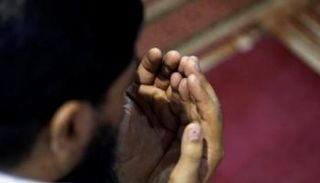 يتحرى المسلمون ليلة القدر في الليالي العشر الأواخر
