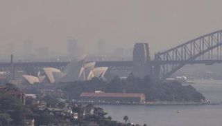 سحب دخانية تغطي سماء 