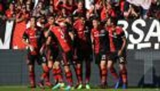 طائرة تقتحم مباراة قمة بالدوري الأرجنتيني.. ماذا فعل اللاعبون؟