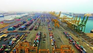 عجز أمريكا التجاري يكسر ذروة جديدة مع زيادة الاستهلاك