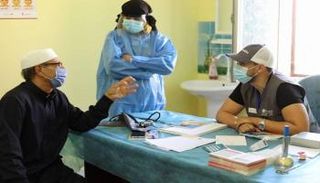 طبيب يفحص أحد المواطنين بمستشفى في ليبيا