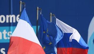 أعلام فرنسا والاتحاد الأوروبي وروسيا - أرشيفية