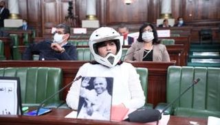 النائبة التونسية عبير موسي بخوذة وواقي رصاص بالبرلمان