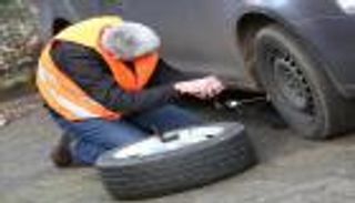 نصائح مفيدة لتغيير عجلات السيارة.. إليك الطريقة الصحيحة