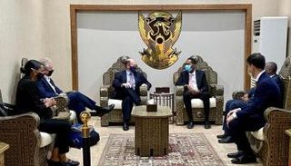 الوفد الأمريكي عقب وصوله السودان