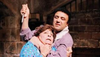الفنان عماد محرم مع الفنانة الراحلة نعيمة الصغير في مشهد من فيلم