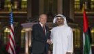 الرئيس الأمريكي يؤكد لولي عهد أبوظبي عمق الشراكة الراسخة بين البلدين