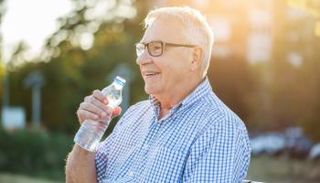  نقص السوائل يهدد صحة كبار السن 