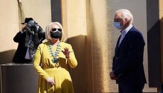 الرئيس الأمريكي المنتخب جو بايدن وسيندي ماكين